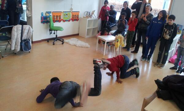 Op boekpresentatie @DayaWeekSchool #zuidoost <a href="/obsbijlmerhorst/">obsbijlmerhorst</a> wordt ook lekker gedanst! <a href="/StichtingSirius/">Stichting Sirius</a>