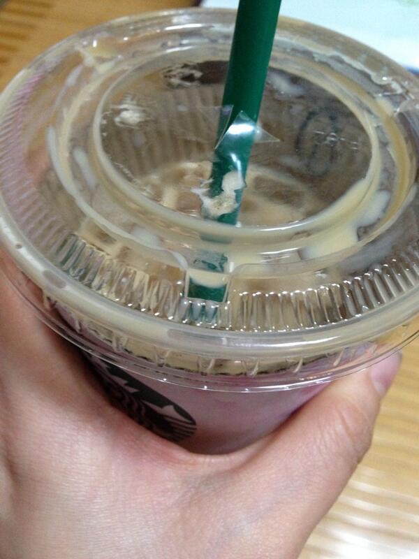 kajimenal's tweet photo. @StarbucksKorea 스타벅스 안산 트레이더스점하고 안산롯데백화점 옆에 있는 매장에 있는 컵뚜껑들은 왜 맨날 아귀가 안 맞아 흐르거나 빠지거나 떠서 새어나오는 걸까요?
한두번이면 몰라도 벌써 몇번째;; http://t.co/ogxo8V68BH