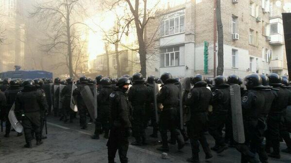 Беркут пошел в наступление на Институтской.