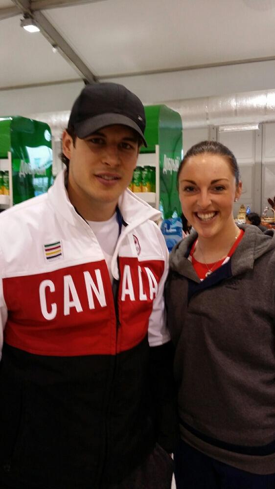 JennaMcCorkell's tweet photo. Bumped into this guy today! #legend #icehockey http://t.co/IQsOGjgvRo