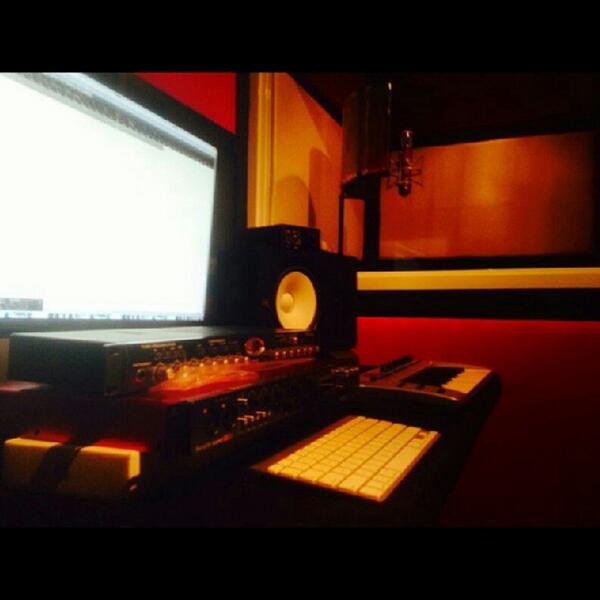 Tavo_Gtzl's tweet image. Todo set. Escuchando cositas nuevas y buenas @Aragonix @Hyper_PR