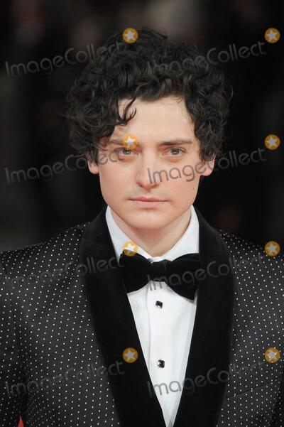 ABfanpage's tweet photo. Photo(2):Aneurin at the #EEBAFTAs 2014 #RedCarpet http://t.co/V3nAGWflnS