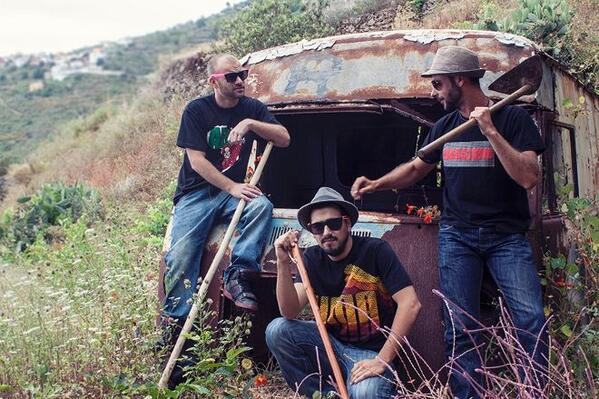 "Material de contrabando" actúa este viernes en la sala Espacio Guimerá eldia.es/2014-02-18/cul…