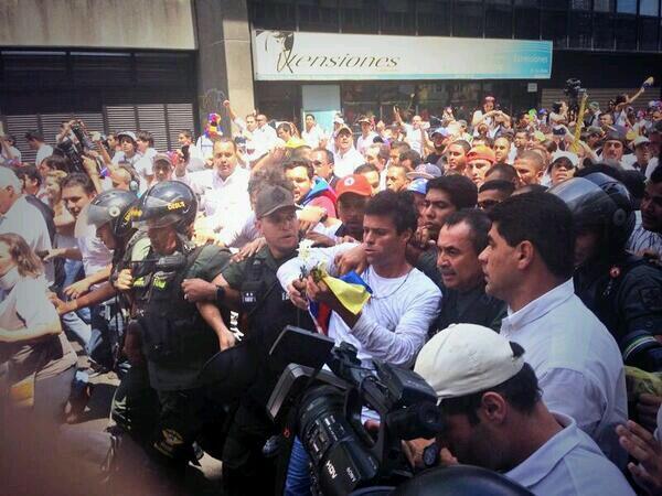 experienciajovn's tweet photo. ULTIMA HORA: No será en vano tu sacrificio @leopoldolopez Venezuela contigo. Se entrego. http://t.co/2XsFZffNrA