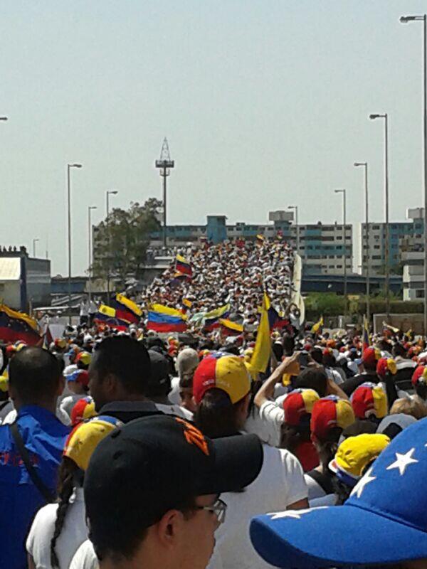 salamandravene's tweet photo. La Resistencia  opositora masiva en Maracaibo protestas en la segunda ciudad de Venezuela http://t.co/qkEBiT8Mkc"