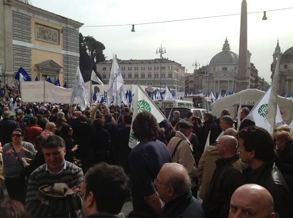matteogiusti71's tweet photo. Abbiamo lasciato per un giorno il nostro lavoro per difendere una idea di società . http://t.co/lBDUpDW91E