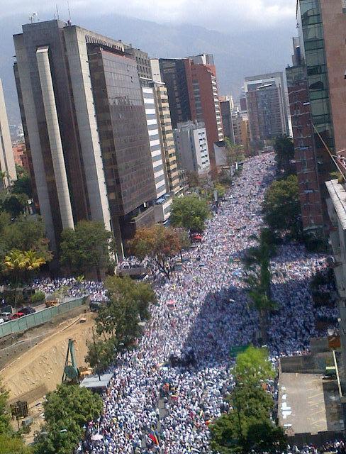 XSalaimartin's tweet photo. Venezolanos luchan por su libertad. La policia masacra a estudiantes. Nosotros callamos porqué son ¡asuntos internos! http://t.co/JhORqXf1im