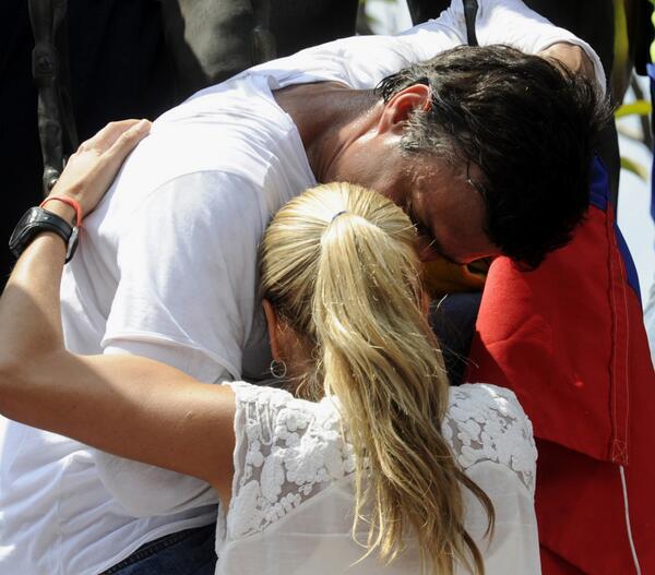 arbstaking's tweet photo. #FOTO Despedida de @leopoldolopez y @liliantintori http://t.co/5jWiUMxhpF