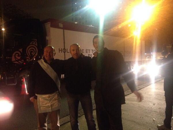 David_vanH's tweet image. Elysee et AN bloqués
KEMLIN en tablier appel &quot;ses frères à virer FH &amp;amp; écrire 1 nouvel constit&quot;
LT #HollandeDemission