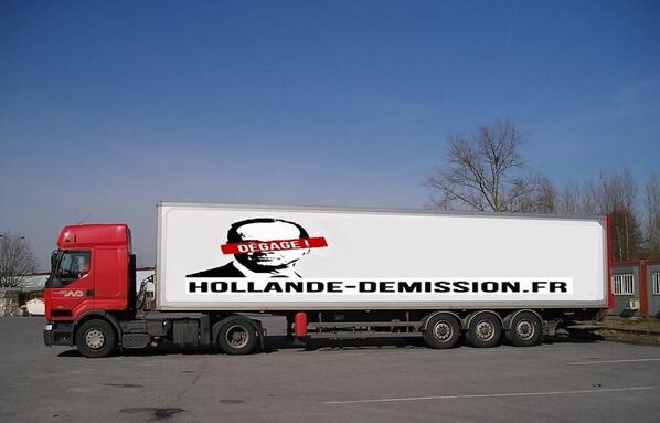 David_vanH's tweet image. La voiture est libre, le camion #HollandeDemission est prêt.
---
Oui oui vous avez vu. C&apos;est le 2ème camion !