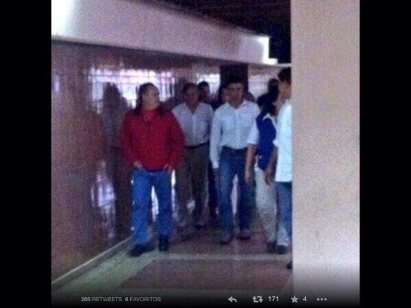 luciaeugenia's tweet image. Tranquilxs, compas opositores. Esta foto nos ratifica que #LeopoldoNoestáSolo, está con Diosdado