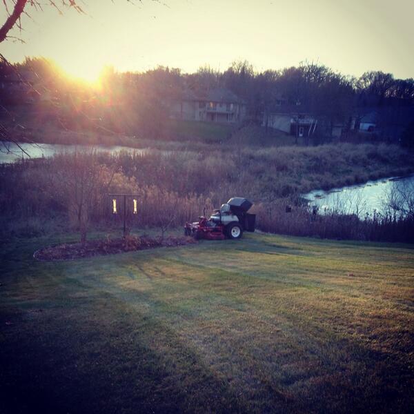 bestmowingpics's tweet image. Beautiful night to mow! #exmark
