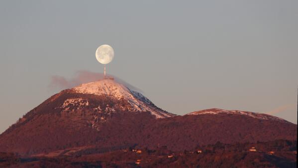 Auvergne's tweet photo. Proverbe du jour : Quand le sage désigne la lune, l'auvergnat regarde le #PuyDeDome : https://t.co/OaVrAVlfLN Photo de @cedlab ;-)