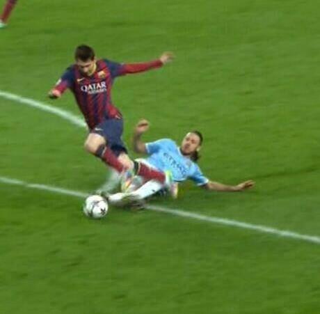 Penalty Jelas! Cc: <a href="/WACSW/">Barça</a> <a href="/barcastuff/">barcastuff</a> @BarcaCity_ID