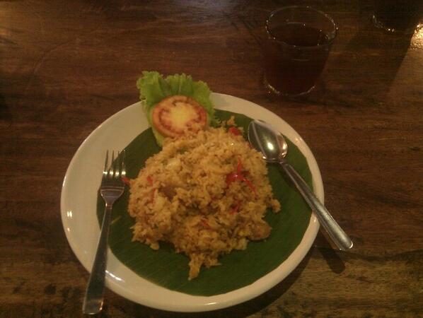 mic_tang's tweet photo. #NowEating Nasi Goreng Belacan at Belacan house @Afiqlokmann and 27 others. http://t.co/RSqvGMKr5u