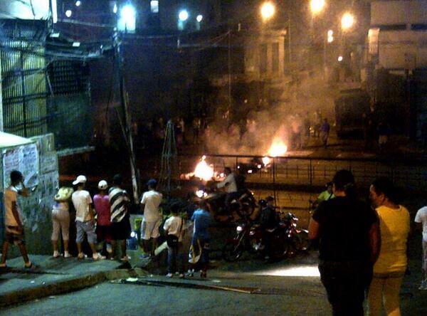 DolarToday's tweet photo. Barrio SAN MIGUEL en Petare apoyando a @leopoldolopez http://t.co/pXH7hz2u3g