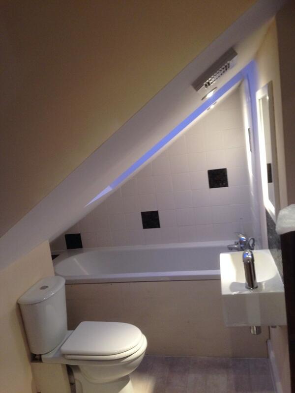 GCAL6343's tweet image. Bathroom tiled and decorated