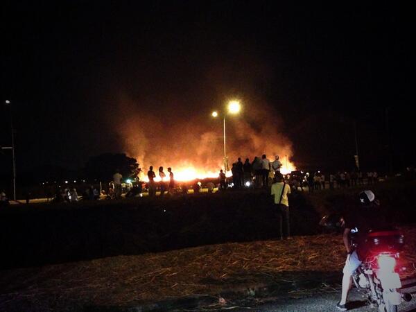 sofiamyto's tweet photo. Variante Yagua - Puerto cabello. San Diego 22:40 #18F #18FLeopoldoTeAcompanoTrancandoMiCalle @AnonsVenezuela http://t.co/PXTRGMRqh8