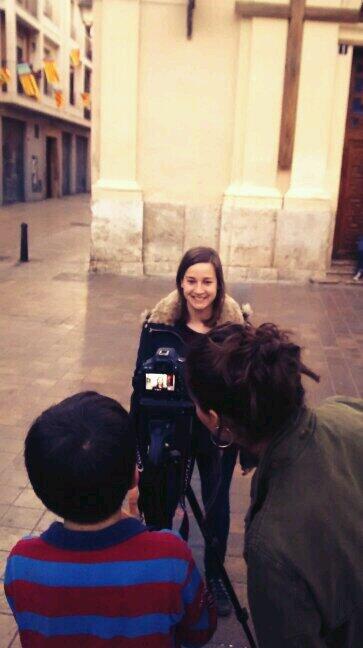 joanpedreguer's tweet photo. L'@anna_aineta davant la càmera a la plaça de Benimaclet!! #repor http://t.co/TAT3OcnxLj