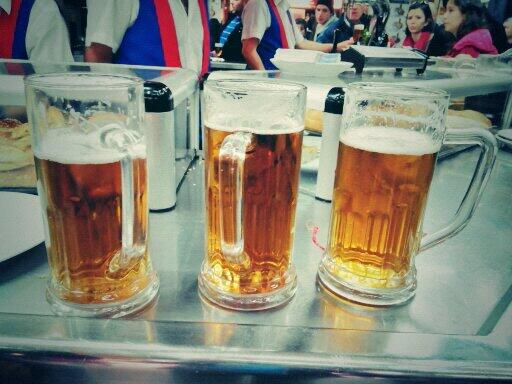OscaarLM's tweet photo. Refrescando gaznate por la puerta del sol, @PabloGracia93 @AlbertoG_11 @fermartin8 http://t.co/UEf6aDL9ue