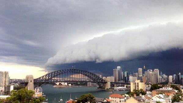SkyNews's tweet image. Huge storm cloud casts dark shadow over Sydney. More pictures here: news.sky.com/story/1221305/…