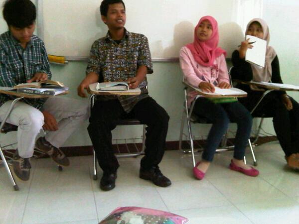 Presentasi Kurikulum Pendidikan. 12-02-'14. <a href="/ellymega11/">Elly Mega</a> <a href="/ninikfaida/">ninik fa'idatush</a>