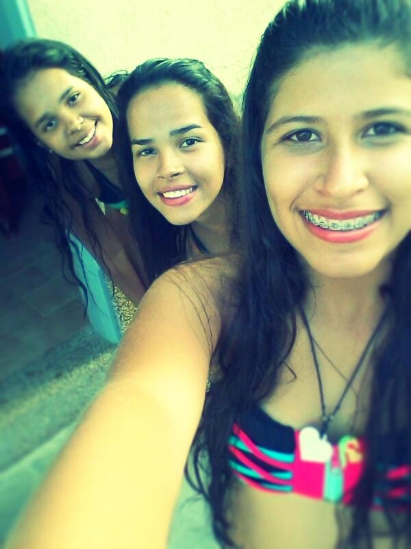 leyannad's tweet photo. @isoyyule nosotras en la casa fantasma jaja http://t.co/jq4dsnErS0
