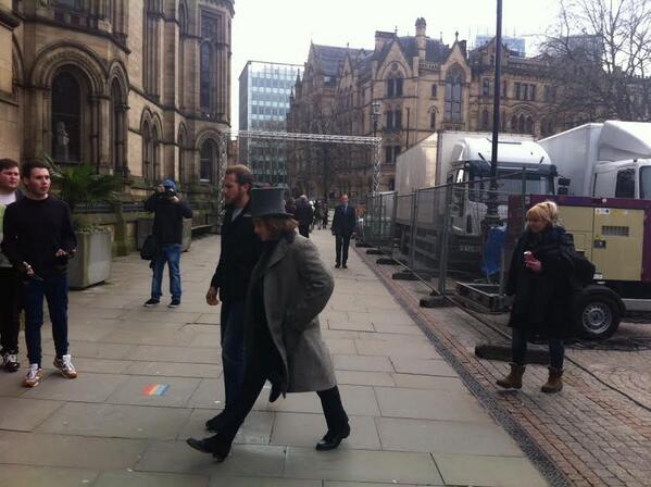 MENnewsdesk's tweet image. Spotted! Daniel Radcliffe arrives on set at Manchester town hall..
manchestereveningnews.co.uk/whats-on/manch…