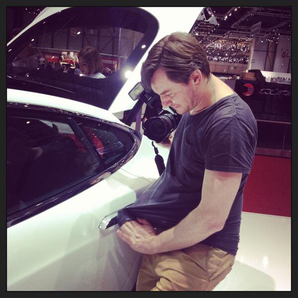 Putz-Einsatz bei Tesla - fürs Foto muss der Griff blinken: #genflive
