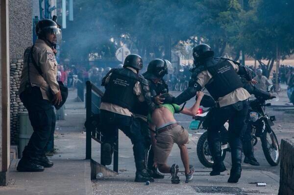 Momento cuando el estudiante d la UCAB es invitado por Maduro a la Confrencia d paz. "
