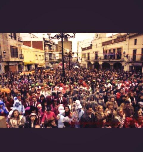 franpg28's tweet photo. Aquí dejo una foto, del domingo de Carnaval, que a pesar del mal tiempo la gente aguantaba. http://t.co/VFibT3DrRg