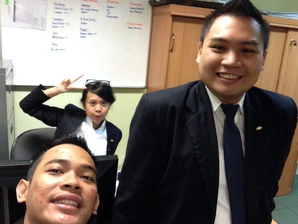 adityanii's tweet photo. Sok2 mau ngalahin selfie nya oscar ya 😄 @asannudin @dickynr http://t.co/NuyQCMLVER