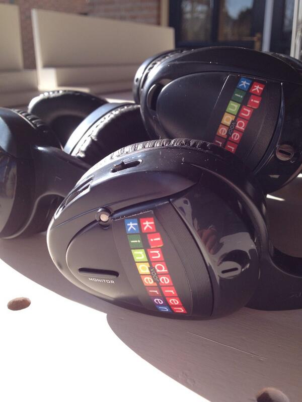 WBottenberg's tweet image. De hoofdtelefoons zijn voorzien van "Kinderen voor Kinderen" logo. Volgende week 6 theatervoorstellingen! #247Disco