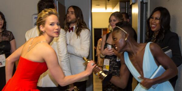 Best photo ever: Jennifer Lawrence and Lupita Nyong'o play-fighting over an Oscar huff.to/1hFTXZZ