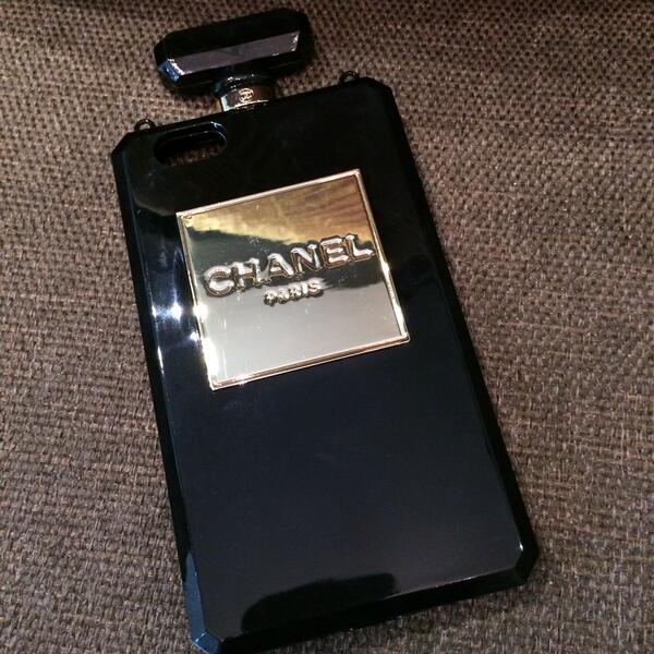 BaiShereen's tweet photo. #Chanel #iphone http://t.co/pfCBijdGdE
