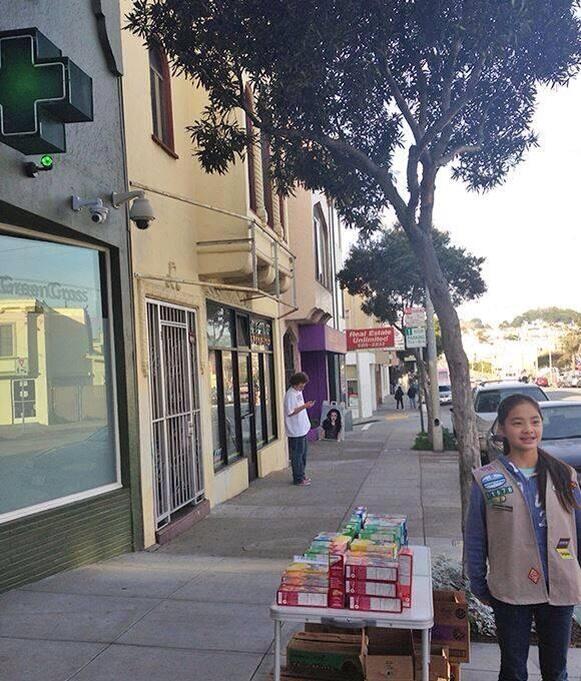 BestProFacts's tweet photo. Girl Scout Set Up Shop Outside a Marijuana Dispensary. Sold 117 Boxes in Under 2 Hours http://t.co/d4aF0aq9yS
