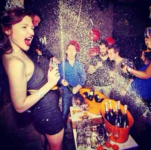 FilthyEffinRich's tweet photo. Champagne showers, we have tons of money and no brain 😜 #champagneshowers #partyallnight #drinkallday http://t.co/JHtKv51E8M