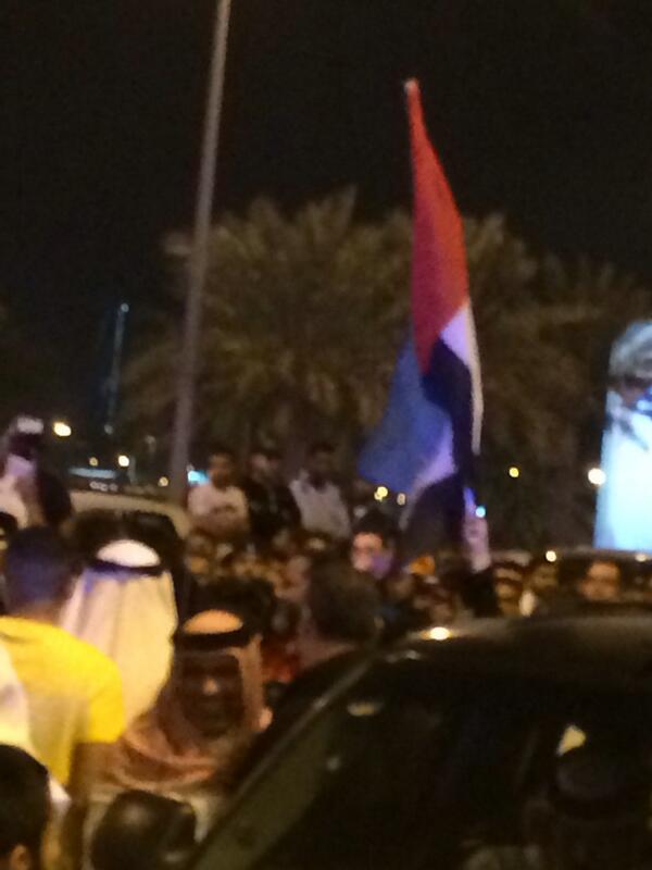 malarab1's tweet photo. اعلام الامارات ترفرف في سماء ام المدن المحرق #bahrain http://t.co/LbisyE8bRA