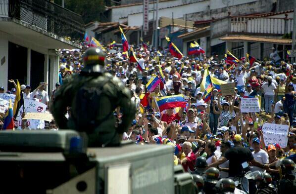 experienciajovn's tweet photo. #3M Táchira #Venezuela  Cara a cara. Estudiantes con GNB. http://t.co/cC4mHtTR6c