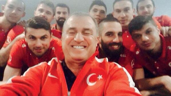 Milli takım teknik direktörü Fatih Terim ve futbolculardan 'Oscar' pozu hurriyet.com.tr/spor/futbol/25… #selfie