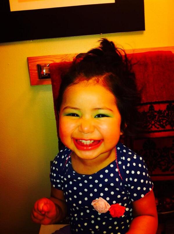 jisselle_jb94's tweet image. My Little Cousin, Playing with Makeup Mom ❤ #LovHer