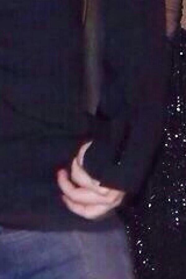 hollywilks_'s tweet image. HELLO CAN ANYONE CONFIRM ED DOES NOT HAVE A SPECIAL THUMB THAT BENDS THAT WAY???