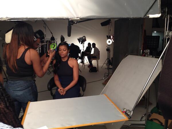 lalinde_dp's tweet image. @FVlight R-300 LED ring light giving talent a &quot;kiss&quot; on the cheek - #subtlelight #beautylight