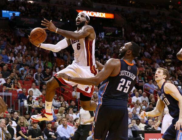 MovistarNBA's tweet photo. LeBron hace historia. 61 puntos ante los Bobcats para ganar. Récord de la historia de la franquicia y personal. http://t.co/zNRWZ1NmcB