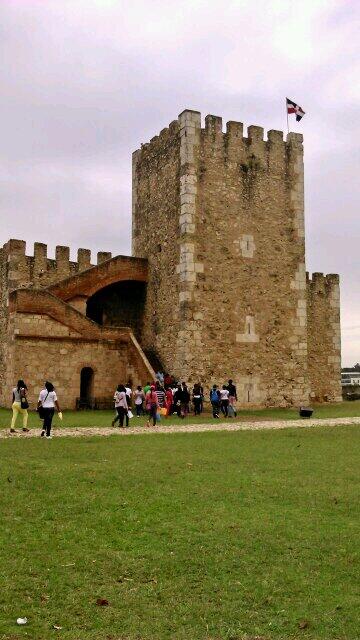 MorelEla's tweet photo. En la zona colonial http://t.co/vRJI6xqPnT