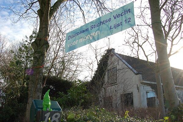 Bij andere lijsttrekkers <a href="/stichtsevecht/">Gemeente Stichtse Vecht</a> verdwijnen spandoeken. Bij mij is er een groene kabouter bijgeplaatst. #leuk