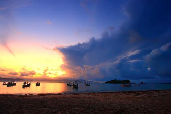 LocalGuide_'s tweet photo. @ZonaFotografi Sunrise, Papuma Jember #ZoFo http://t.co/4sYWyWbvkU