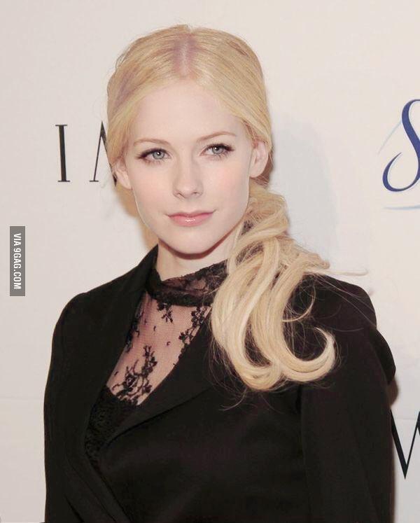 Avril Lavigne without heavy eye makeup 9gag.com/gag/aBKXKb1