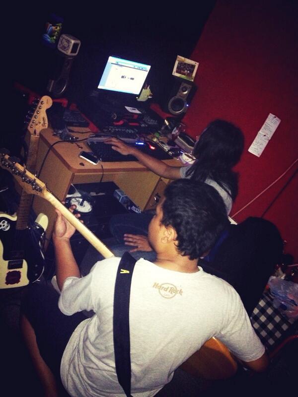 osdhofficial's tweet photo. Yuna lagi take bass buat single baru kita http://t.co/oiGGGaJIof