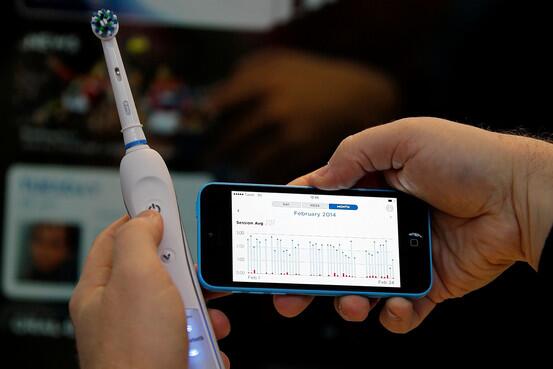 WSJDeutschland's tweet photo. Internet der Dinge: Elektronische Zahnbürsten lassen sich jetzt mit dem Smartphone verbinden. http://t.co/2KSLR0uZn3 http://t.co/PbZzMh4aqn